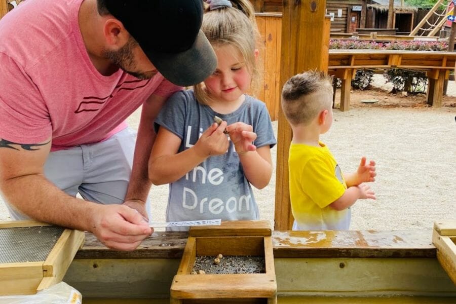 Children looking for gems at Beaver's Bend Mining Company