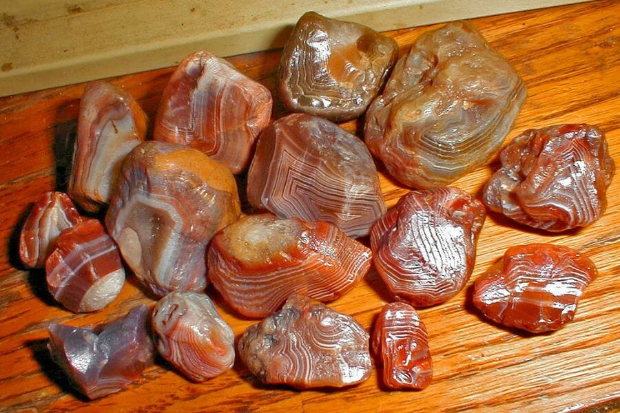 Various pieces of Agates laying on a wooden table
