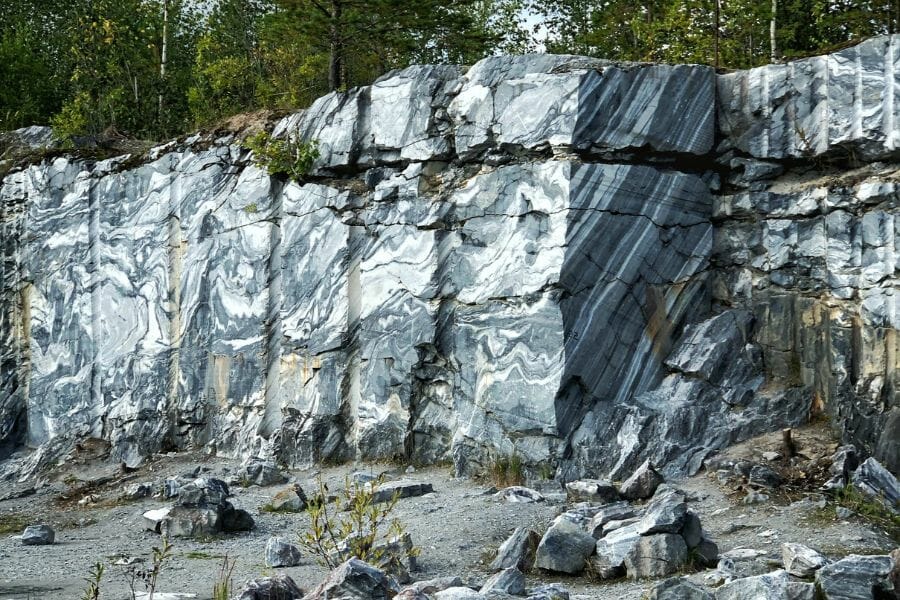 Abandoned quarry open to hunt for gems