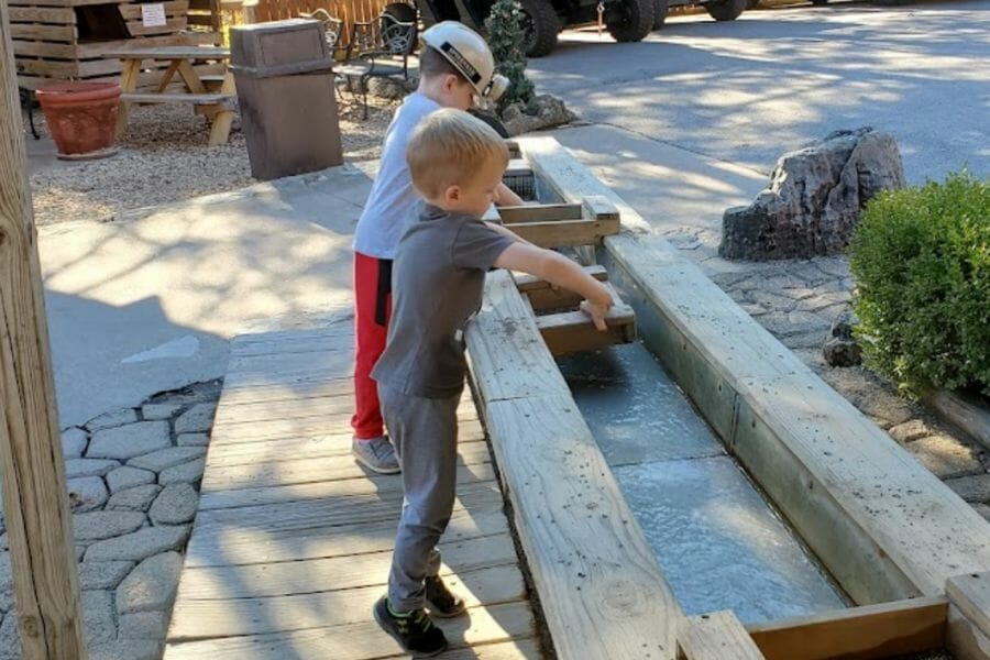 Two kids hunting for gems at Talking Rocks Cavern