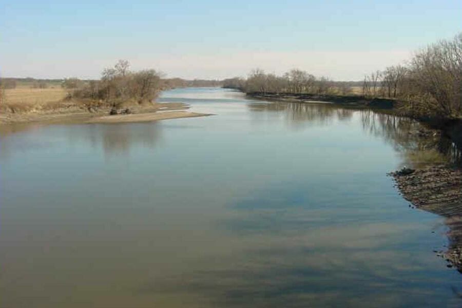 A still view of the Des Moines River