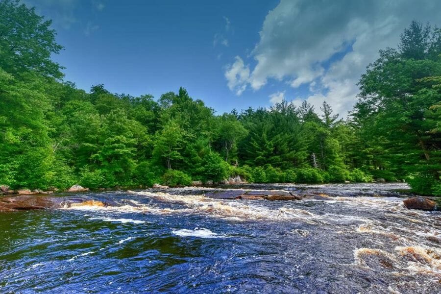 St.-Lawrence-County A river in St. Lawrence County that is abundant in geodes
