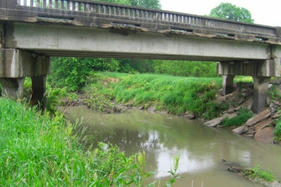 A look at the bridge formation and surroundings of Chariton River