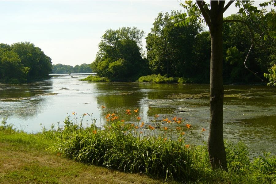 A tranquil area of the Maumee River where you can locate crystals