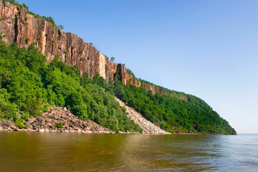 A scenic view of the cliff, rock formations, and waters of the Palisades Interstate Park