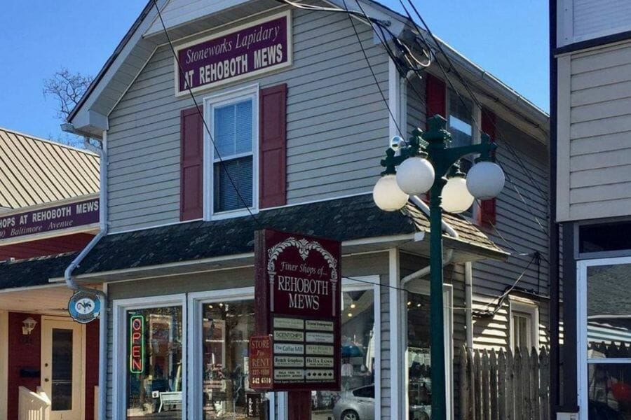 Stoneworks Lapidary rock shop in Delaware is an excellent spot to look for and purchase various geodes.