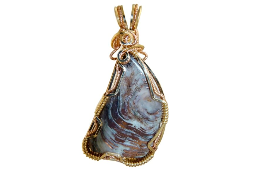 A gold pendant mounted with Banded Agate