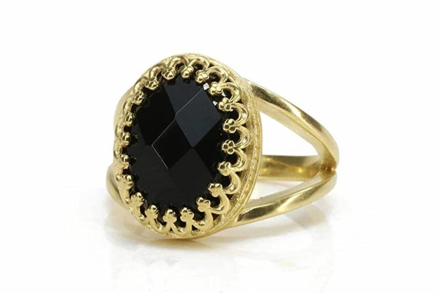 A stunning black onyx ring with gold details
