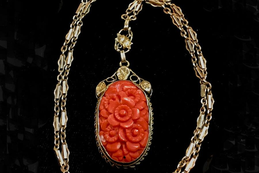 A flower design coral necklace