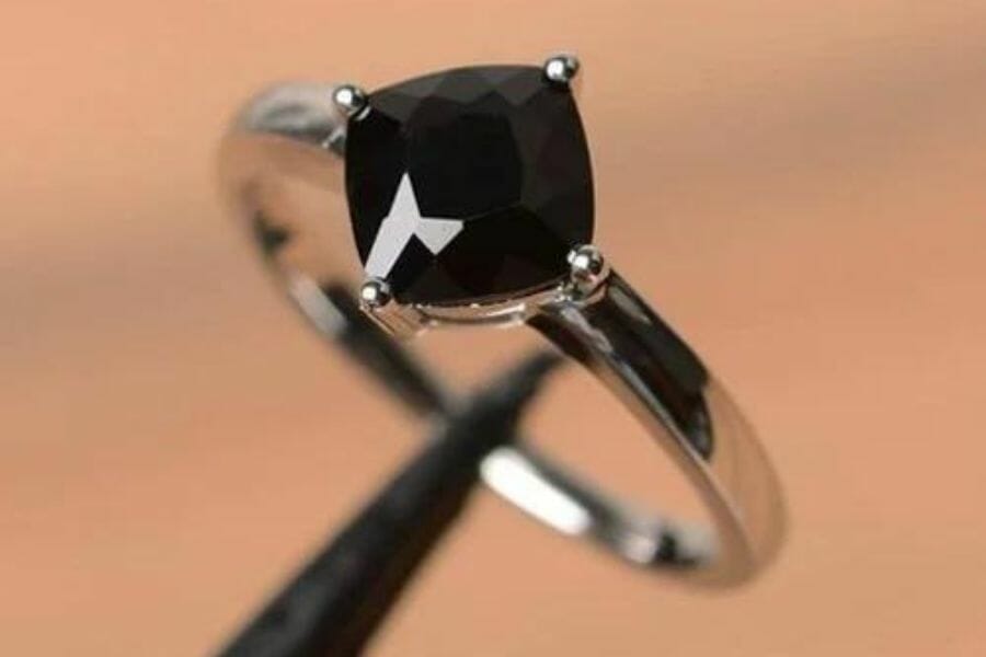 Appraising a diamond-shaped onyx ring