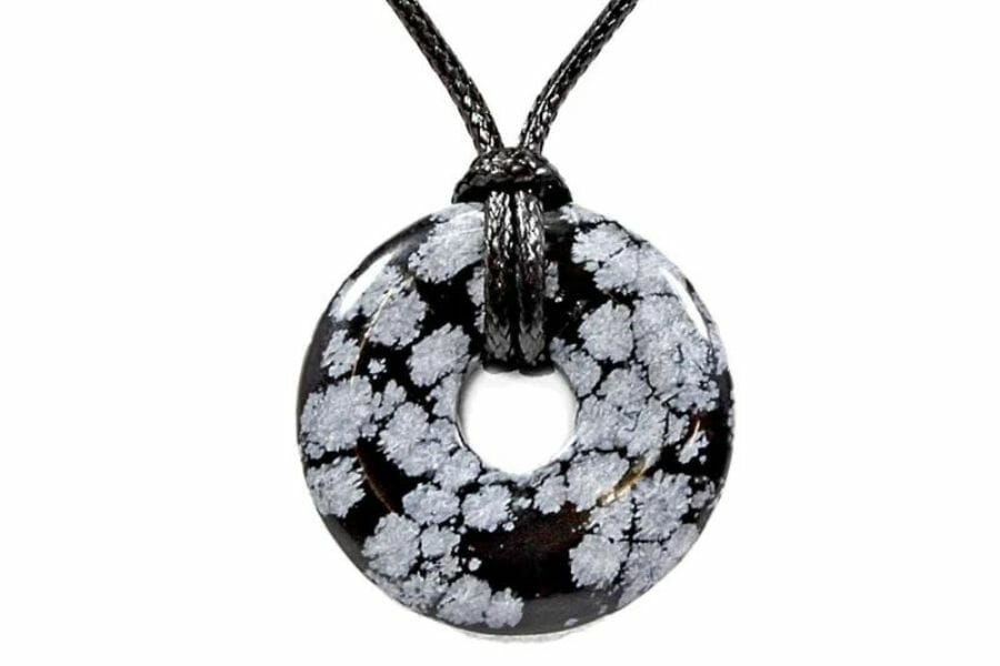 A pretty snowflake obsidian bagel-shaped necklace