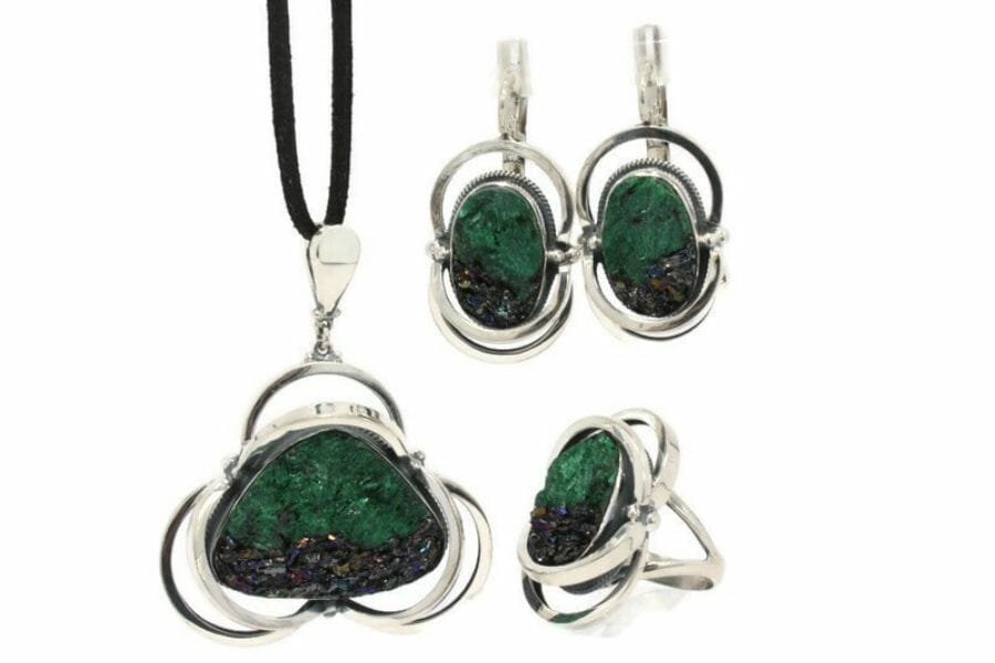 A set of glamorous malachite jewelry