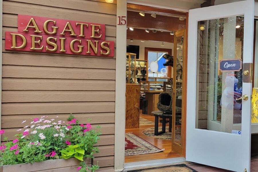 Agate Designs rock shop in Washington State where you can find and buy different amethyst specimens