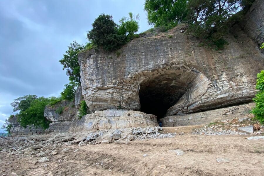 Stunning view of the rock formation of Cave-In-Rock