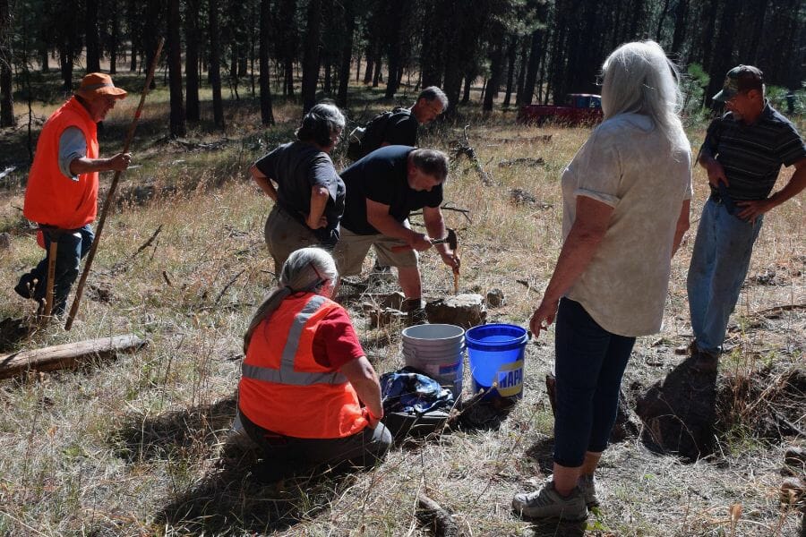 A group of rockhounds from the Central Oregon Rock Collectors