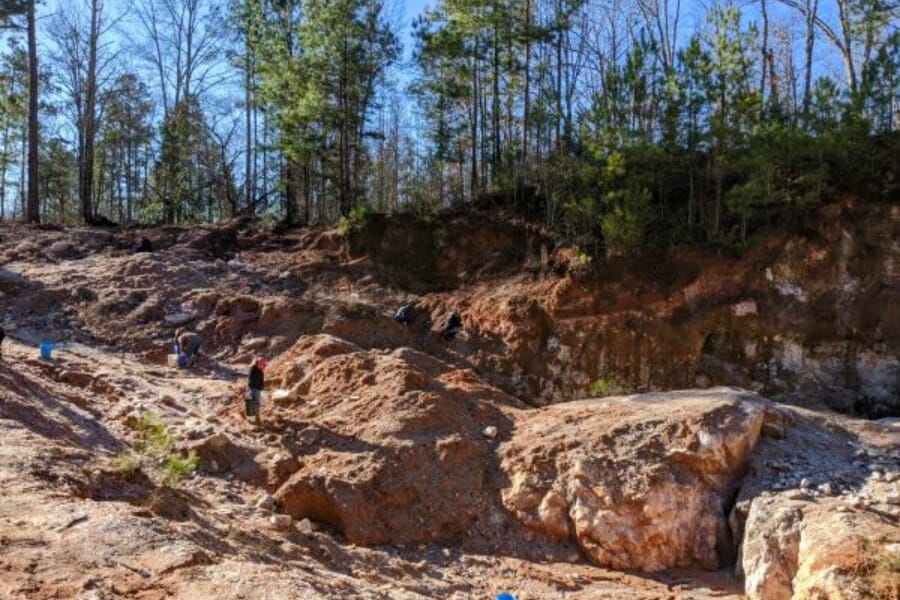 Area exposures and incredible rock formations at Hogg Mine