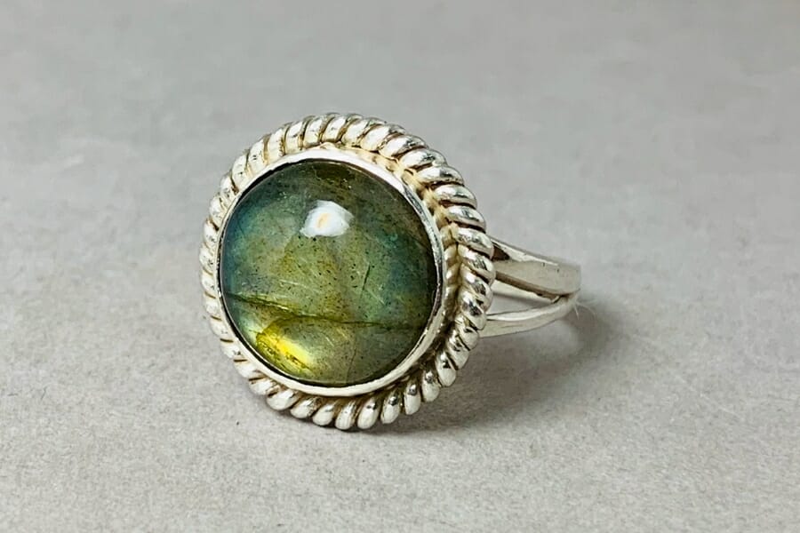 A stunning silver ring with a round Labradorite as center stone