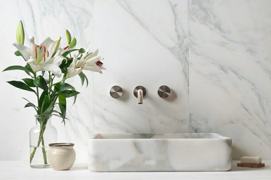 Basin and walls made up of white marble with cream and gray veins