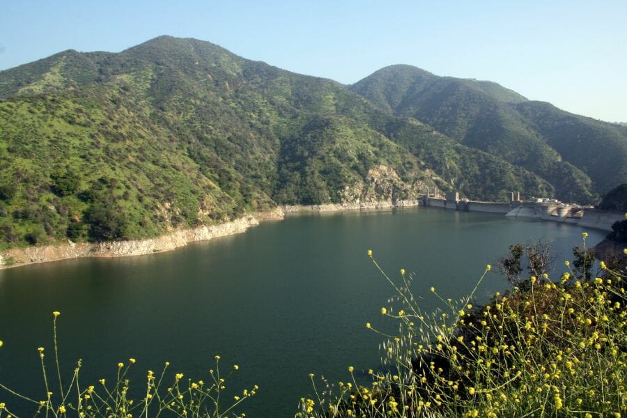 The Morris Reservoir with its dam at the foot of two tall mountains