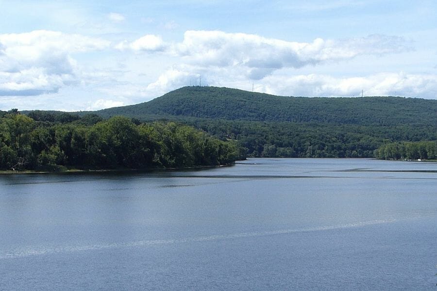 A calm lake with the Mt Tom Range in the background where you can find quartz crystals