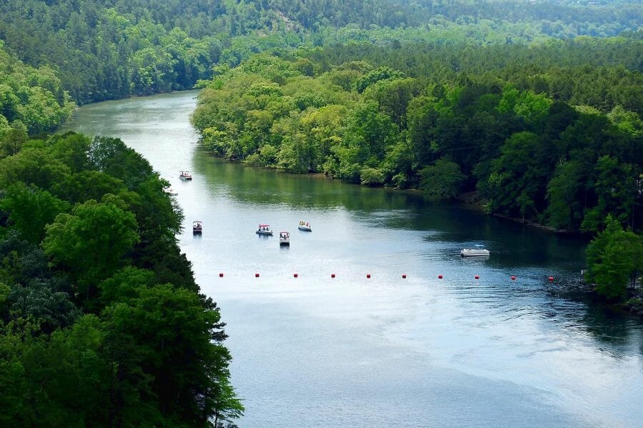 A big stretch of the Ouachita River with boats sailing in the middle 