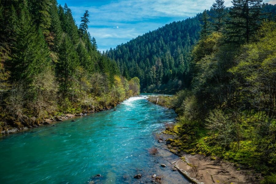 Umpqua River's blue waters flowing in between mountains