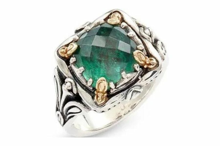 A beautifully made aventurine ring with pretty patterns and gold and silver details