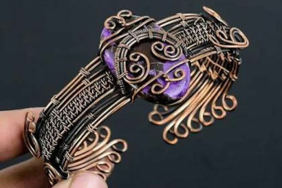 A luxurious purple chromite copper bangle with pretty details