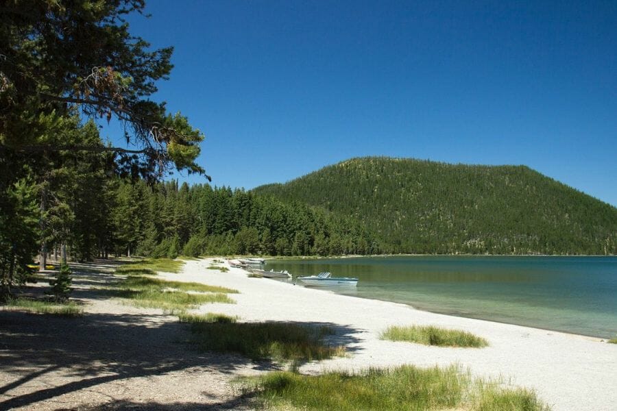 Beautiful East Lake white shoreline with the Newberry Volcano at the background