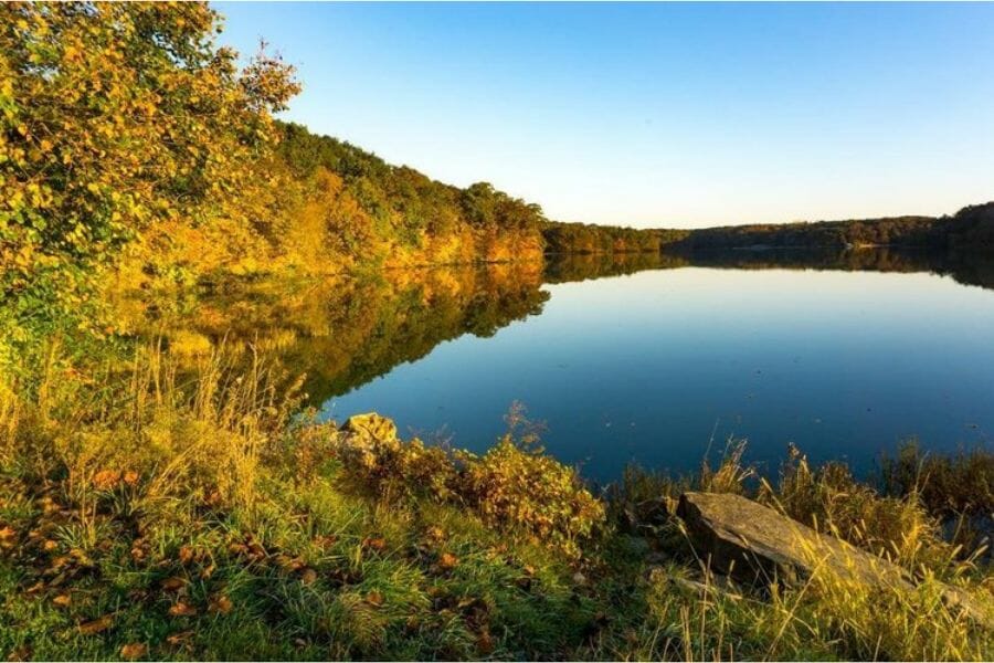 A lake surrounded by green trees at the Geode State Park