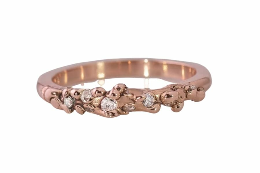 A brilliant kimberlite rose gold ring with pretty details