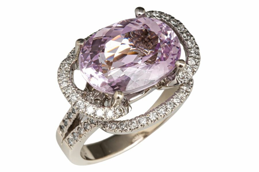 A stylish oval mixed cut kunzite white gold ring with round brilliant cut diamonds 