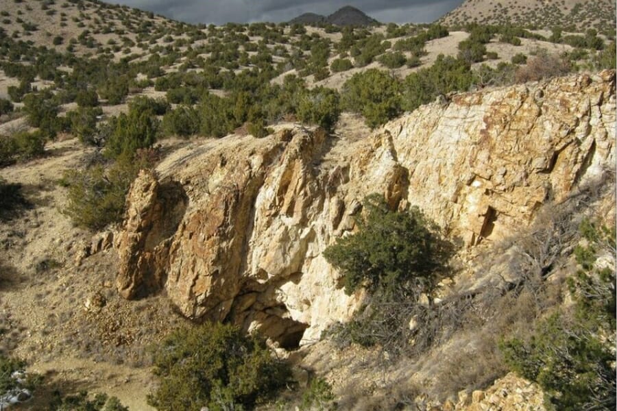 Rocky cliffs and green bushes at Mt. Chalchihuitl where petrified wood is abundant