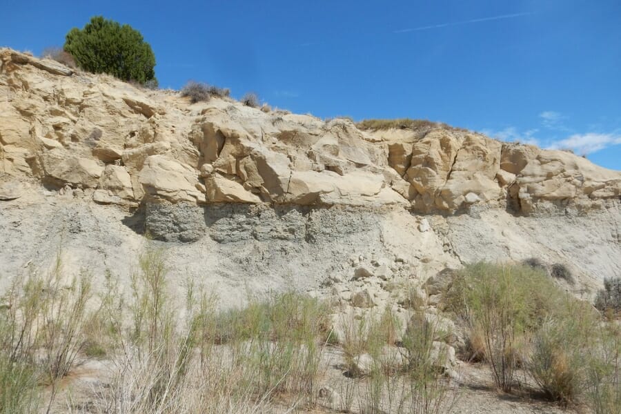 A rocky cliff with big rocks at the Ojo Alamo Formation