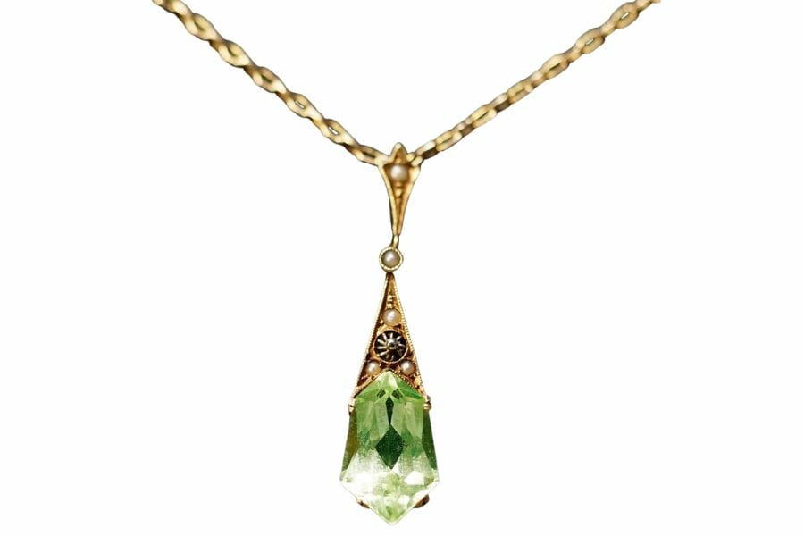 An elegant olivine necklace with gold details