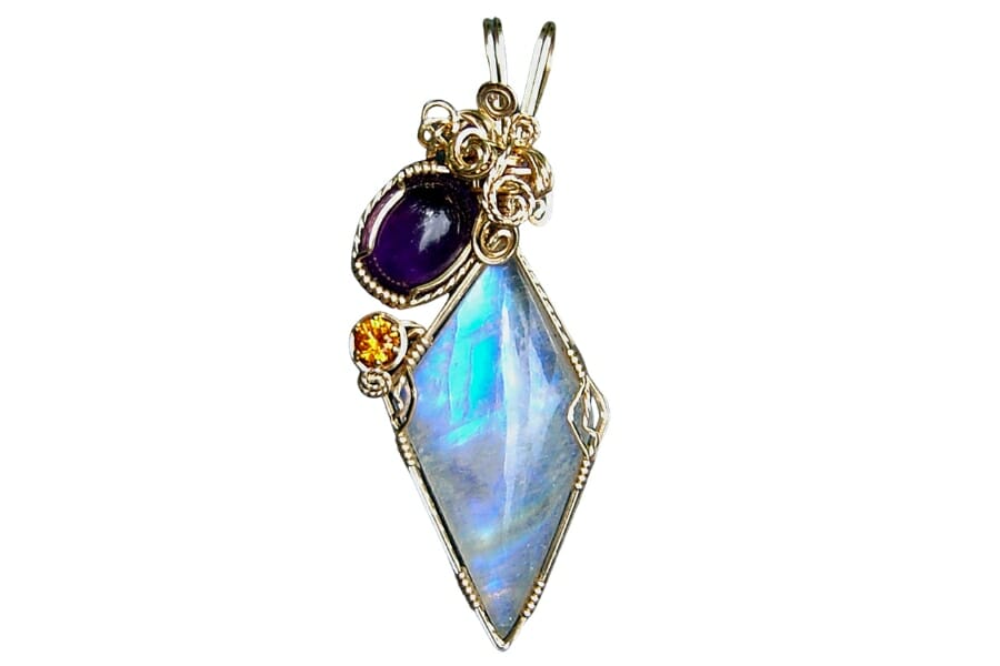 A stunning pendant featuring Moonstone, a kind of Oligoclase