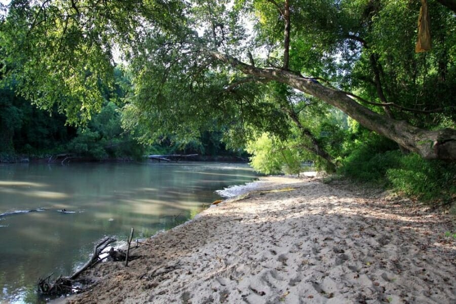 White fine sandy shores of Amite River where agates can be found