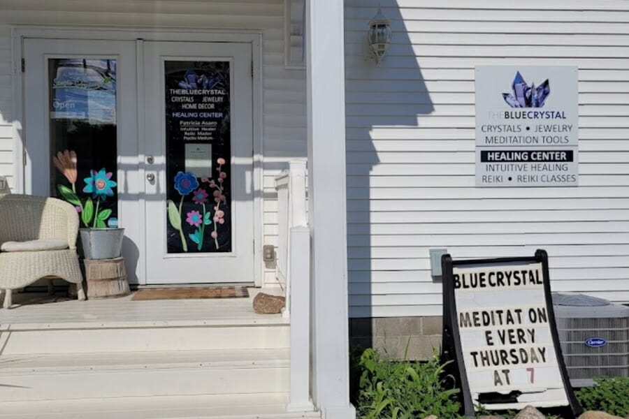 Blue Crystal rock shop in Michigan where you can find a buy various agate specimens