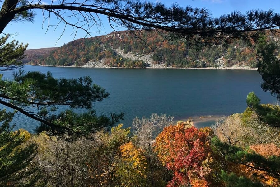 Stunning view of the Devil's Lake State Park, its colorful surrounding landscapes and vast lake waters