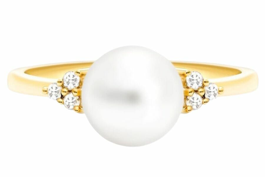 Beautiful pearl ring set in gold with diamonds