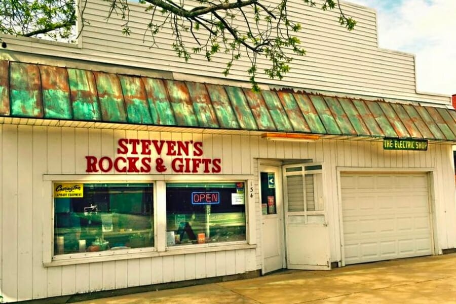 Building and front store window of Steven's Rocks & Gifts
