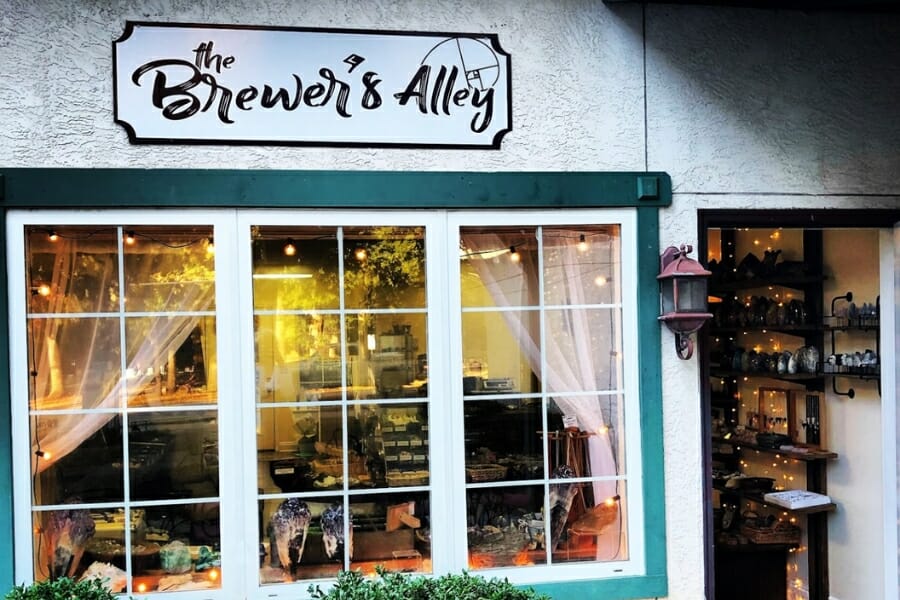 The Brewer's Alley rock shop in Alabama where you can find and buy different agate specimens.