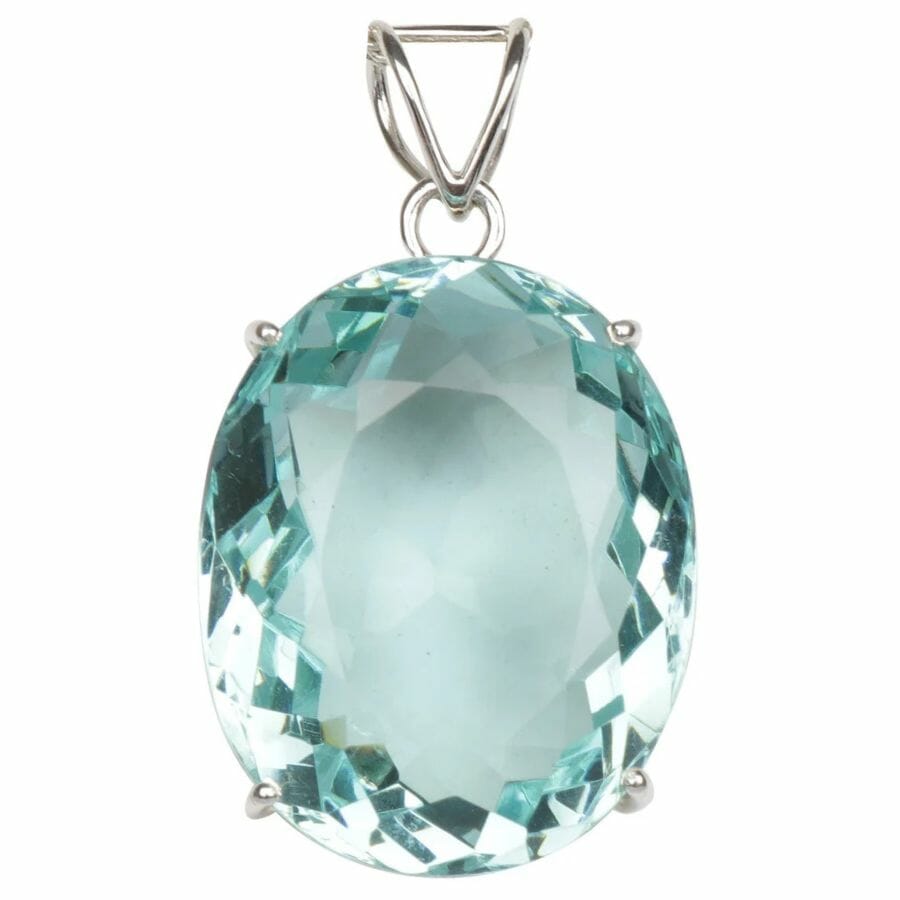 an oval cut aquamarine pendant