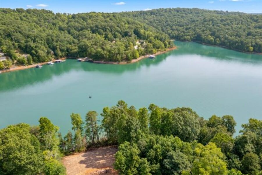 Hills and lake of LaFollette town where you can find agate specimens