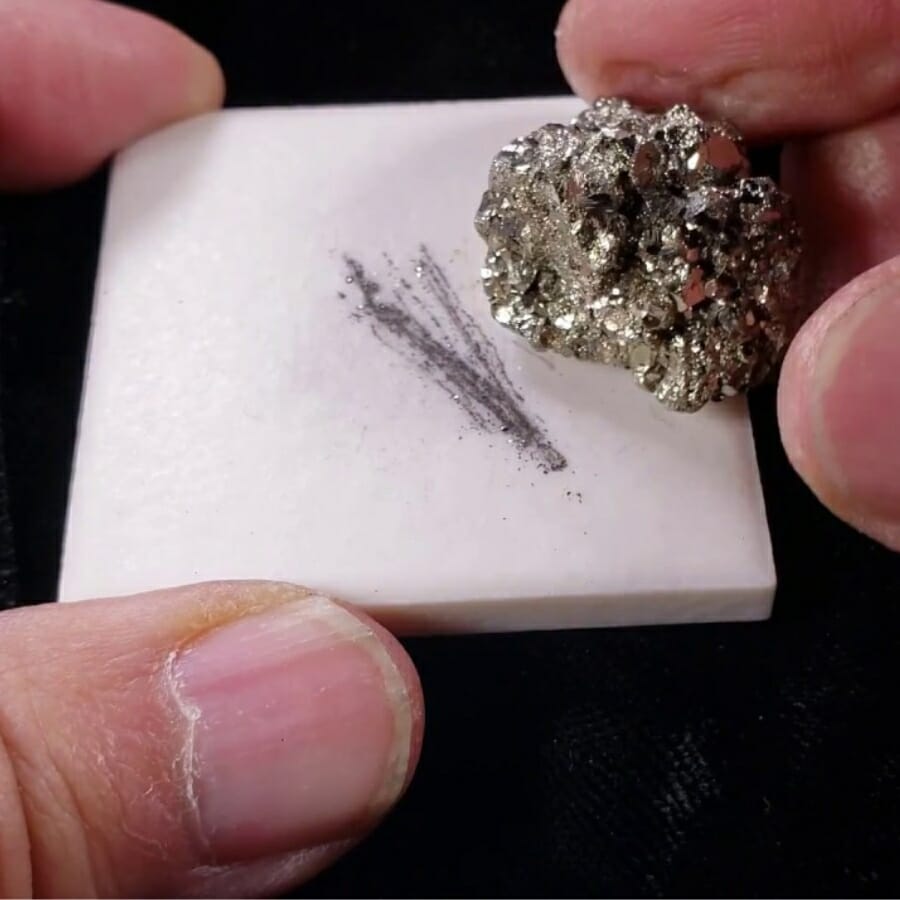 Rubbing a mineral on a porcelain plate