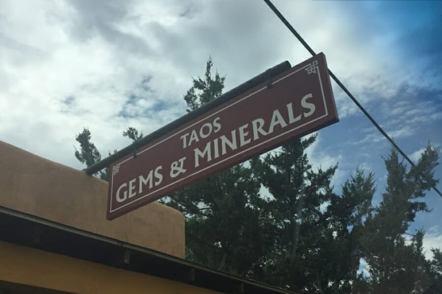 Taos Gems and Minerals rock shop in New Mexico where you can find and buy different kinds of agate specimens