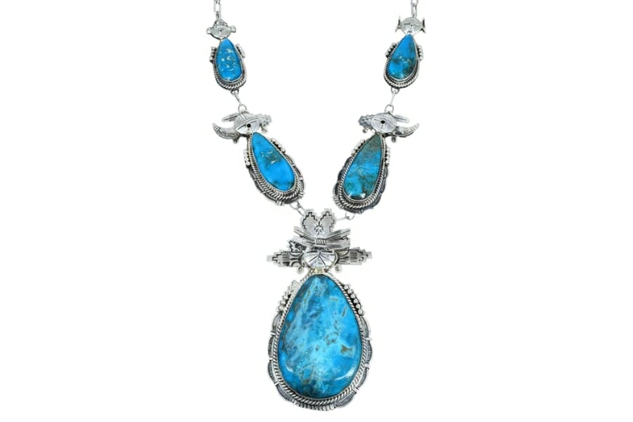 An elegant turquoise necklace with silver details