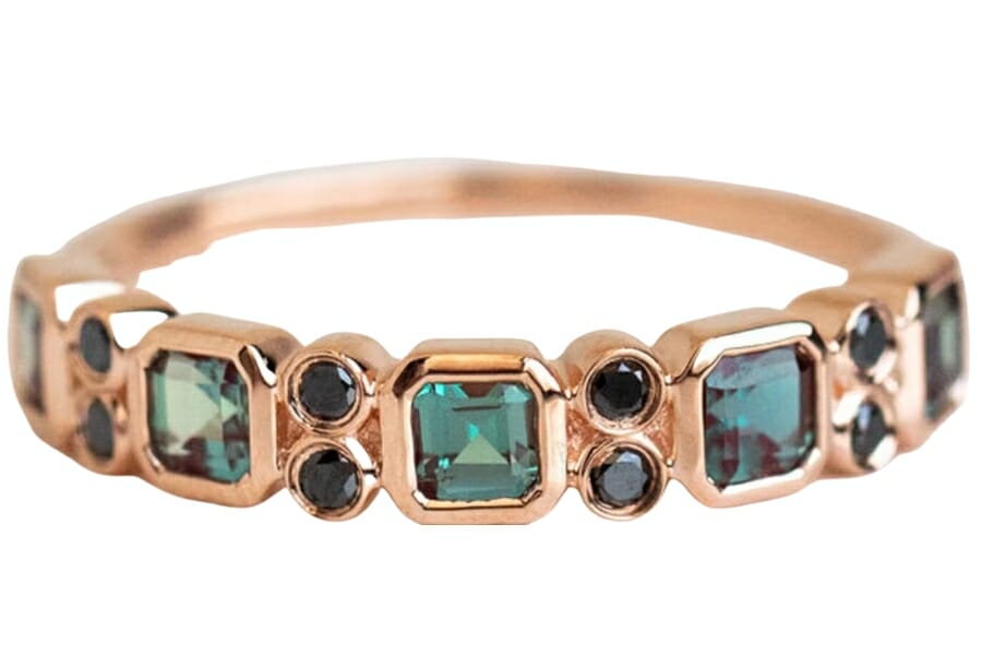 An elegant vintage gold ring with square-cut green alexandrite gems