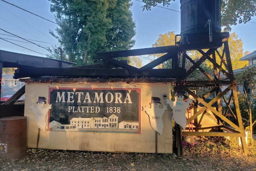 large signage for the Metamora Gem Mine And Luna's Garden Gift Shop