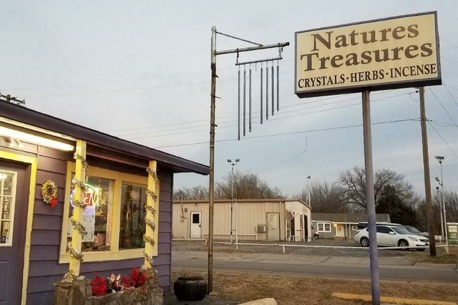 Natures Treasures rock shop in Oklahoma where you can find and buy different agate specimens